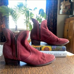 SeychellesLucky
Penny red suede bootie